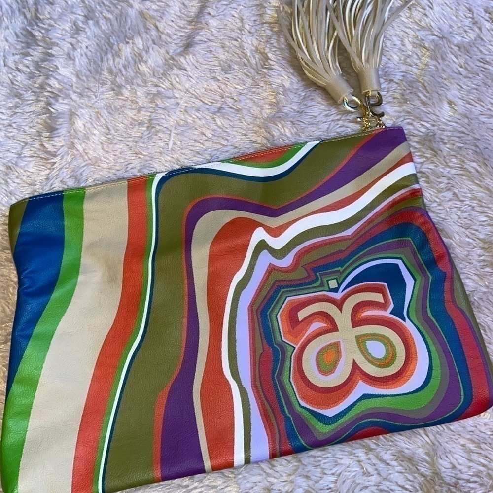 Arbonne
Treasures The Rainforest Purse Multi-color/Beige Vegan Leather Clutch   